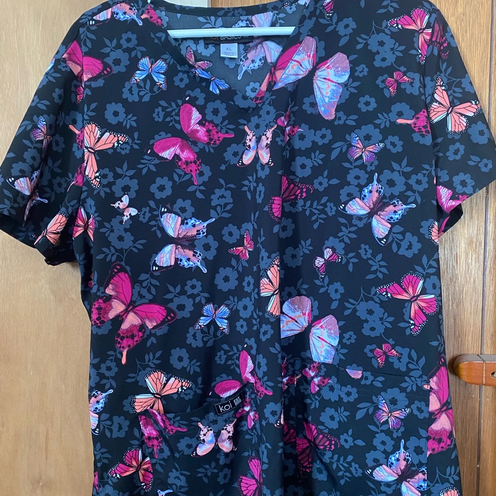 Kohi basics XL fits more like a Large used scrub top with butterflies